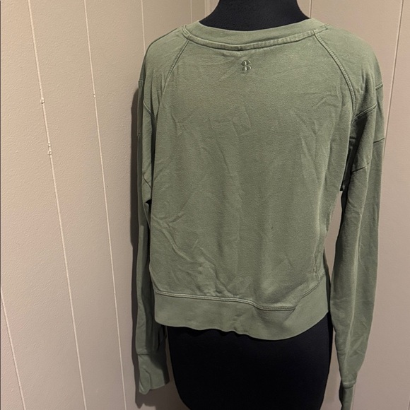 Sweaty Betty After Class Crop Sweatshirt - Willow Green. Size 4-6 (small). - Picture 8 of 9